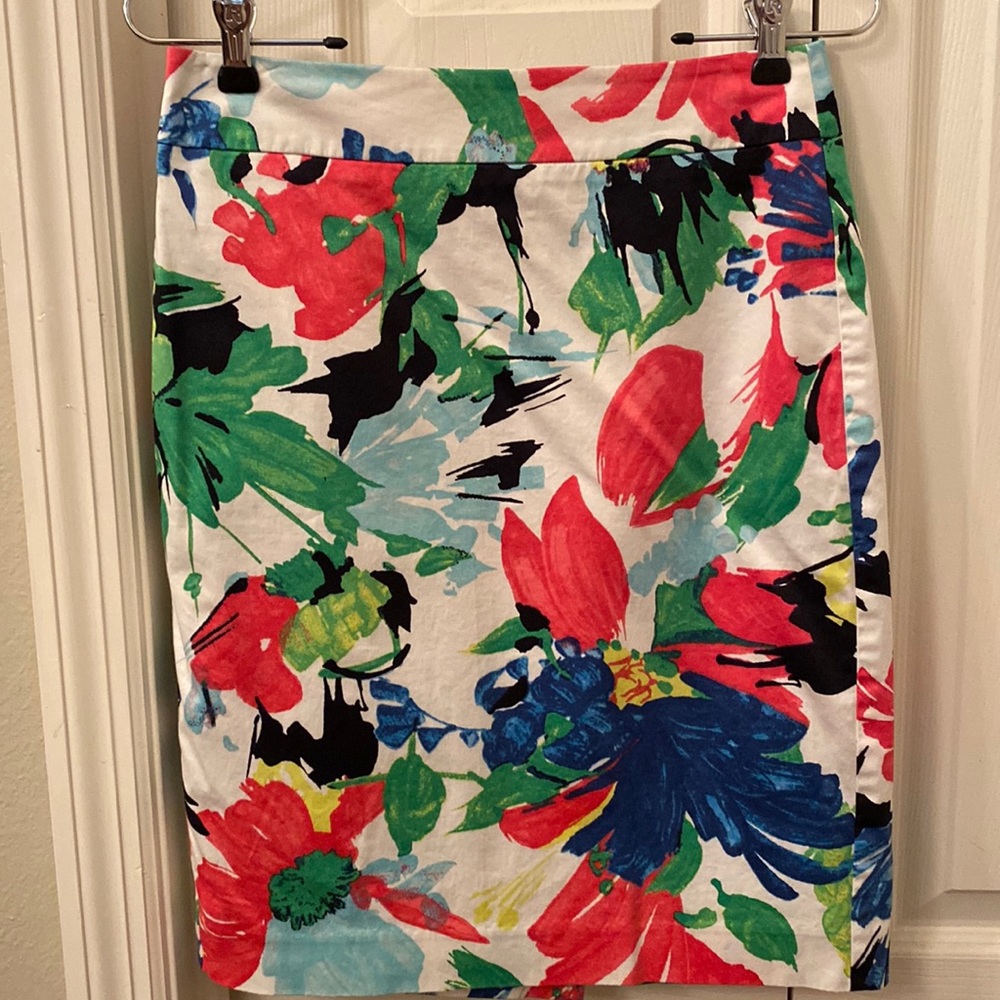 Ann Taylor white floral pencil skirt.